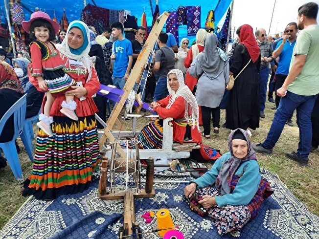 درخشش هنر رنگارنگ چادرشب بافان گیلان در نمایشگاه ملی صنایع‌دستی ایران