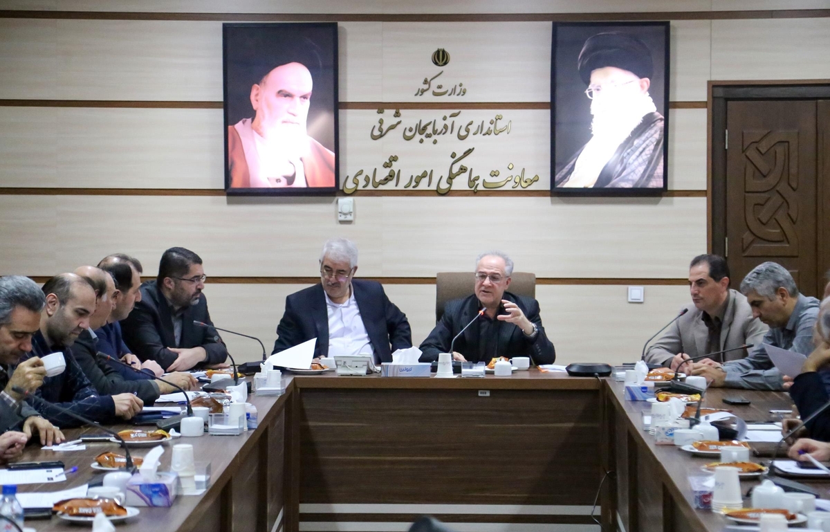 بررسی مشکلات ۲۵ واحد تولیدی آذربایجان شرقی در ستاد تسهیل/ تأکید بر همراهی بانک‌ها در روزهای پایانی سال