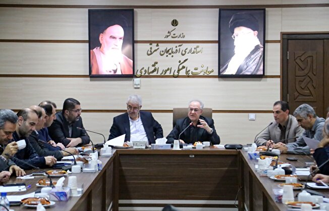 بررسی مشکلات ۲۵ واحد تولیدی آذربایجان شرقی در ستاد تسهیل/ تأکید بر همراهی بانک‌ها در روزهای پایانی سال