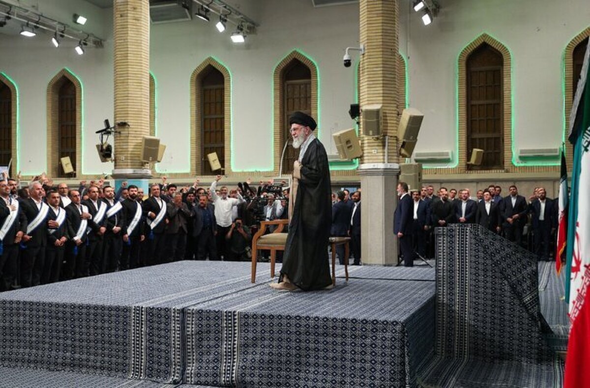 عکسی از حضور گلپور رییس کانون عالی انجمن های صنفی کارگران ایران در دیدار رهبر معظم انقلاب با کارگران