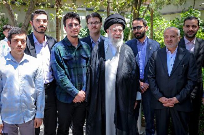 دیدار صمیمانه مدال‌آوران باشگاه دانش‌پژوهان جوان با مقام معظم رهبری
