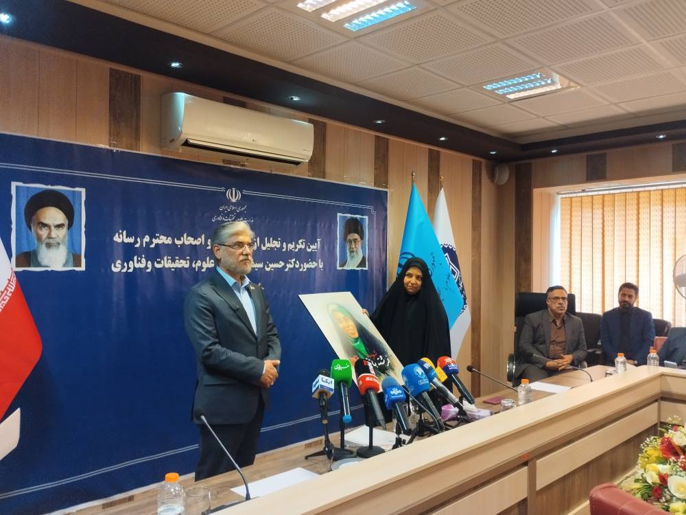 نشست خبری وزیر علوم به مناسبت روز خبرنگار و افتتاح استودیو «فرشته» در دانشگاه علامه طباطبایی/ ارتباطات در بحران‌ها حرف اول را می‌زند