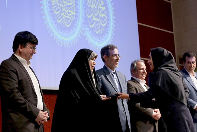 نشست صمیمی رئیس جهاددانشگاهی با اعضای دفتر مرکزی این نهاد و تقدیر از جهادگران نمونه