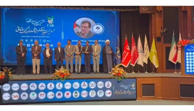 دانشگاه علم و فرهنگ جهاددانشگاهی نشان ملی تعهد به فرهنگ، هنر و آموزش را دریافت کرد
