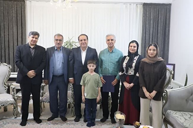 دیدار و تقدیر استاندار ایلام از نویسنده و کارگردان مجموعه مستند در پناه بلوط