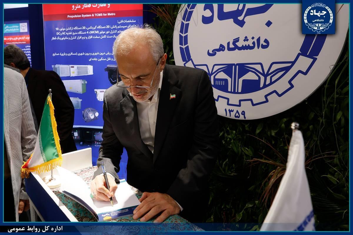 برداشتن گام مؤثر میان دانش و برنامهریزی در نمایشگاه دستاوردهای جهاددانشگاهی