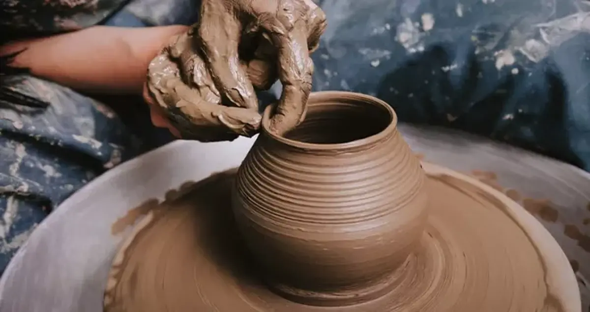 روایت راه‌اندازی کارگاه سفالگری مددجوی گنابادی که قطب اشتغال منطقه شد