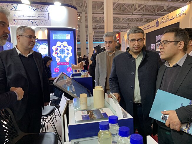 بازدید معاون وزیر علوم از غرفه سازمان تجاری‌سازی فناوری و اشتغال دانش‌بنیان جهاد دانشگاهی