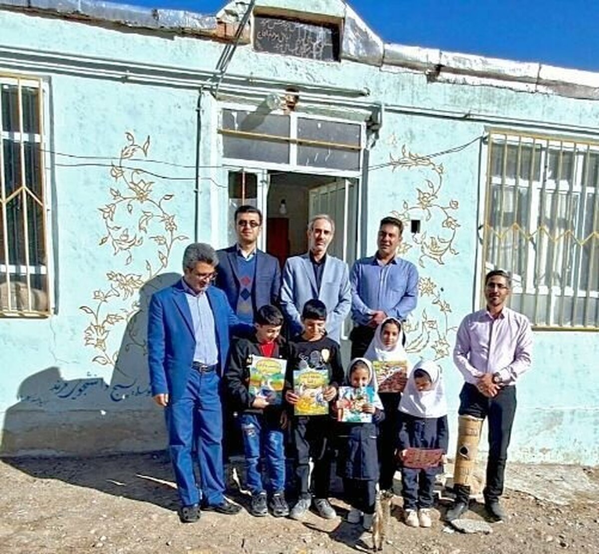 معلمی که با پای آسیب دیده هم، پای آموزش را لنگ نگذاشت