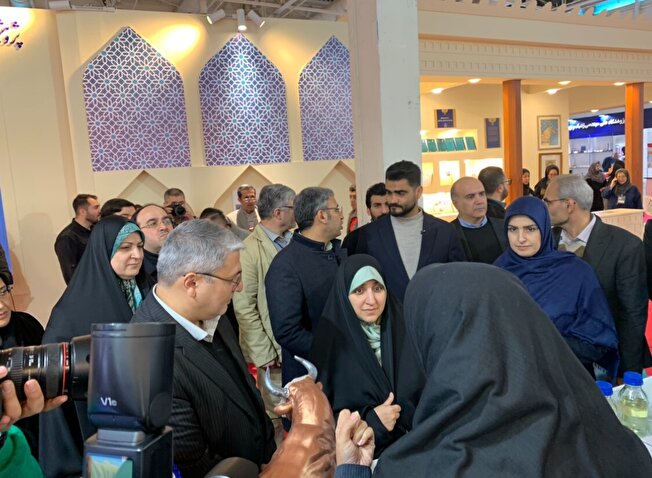 بازدید معاون امور زنان و خانواده ریاست جمهوری از غرفه سازمان تجاری سازی فناوری واشتغال دانش بنیان