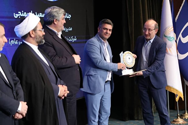 نشان عالی مدیر سال به دکتر سعید باسمنجی، مدیرعامل شرکت داروسازی شهید قاضی، اهدا شد