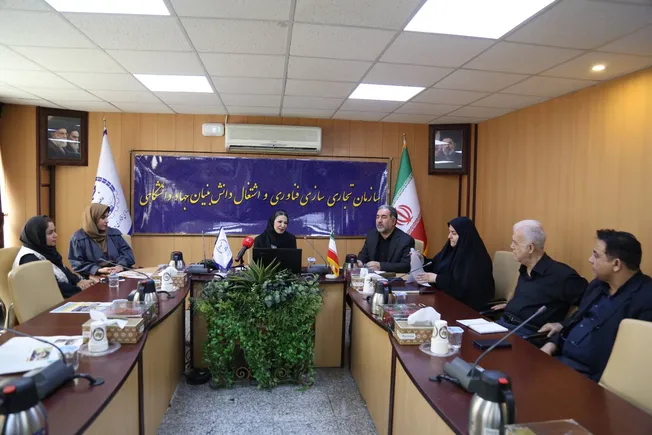 چالش‌های بازار کار طراحی مد روی میز نقد؛ آیا دانشگاه‌ها پاسخگوی نیاز صنعت پوشاک هستند؟