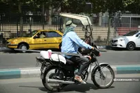 شیفت کاری داغ؛ روایت آدم‌هایی که در دمای ۵۰ درجه شهر را سرپا نگه می‌دارند