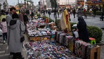 گزارش از زندگی دستفروشان در خیابان انقلاب / از زنی که برای گذران زندگی سه شغل دارد تا معلمی که دستفروشی می‌کند