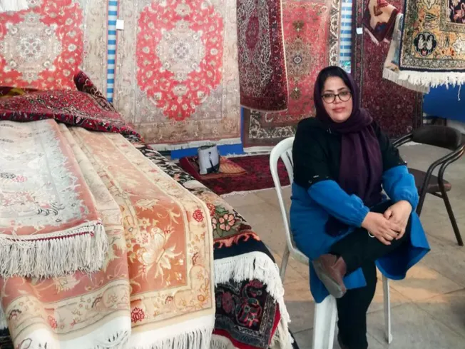 زنی که زندگی را می‌بافد
