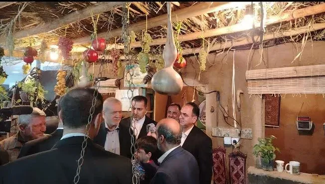 بازدید رئیس‌جمهور پزشکیان از غرفه استان قم در نمایشگاه توانمندی‌های روستایی و عشایری