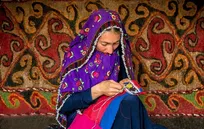 بیمه و حق مستمری هنرمندان صنایع‌دستی/ کدام گروه سنی اولویت هستند؟